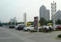 高亮屏廣告機(jī)選用超薄高亮屏?xí)心男┯绊懀? /></div>
											<dl>
												<dt>高亮屏廣告機(jī)選用超薄高亮屏?xí)心男┯绊懀?/dt>
												<dd>首先，為什么戶外高亮液晶屏需要做那么厚？簡(jiǎn)言之，這是由戶外高亮液晶屏的特殊使用環(huán)境、整機(jī)的特殊性能決定的。</dd>
											</dl>
										</a>
									</li>
                                                                        <li>
										<a href=